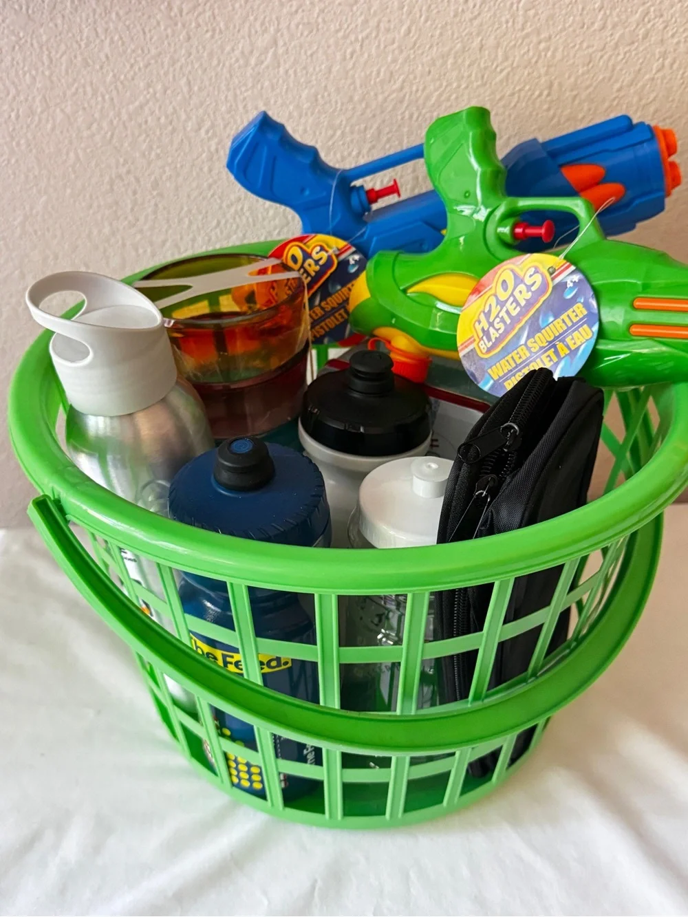 Unbranded Bright Green Party Basket with Water Blasters